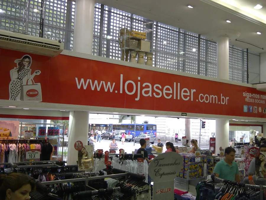 Impressão UV em materiais rígidos